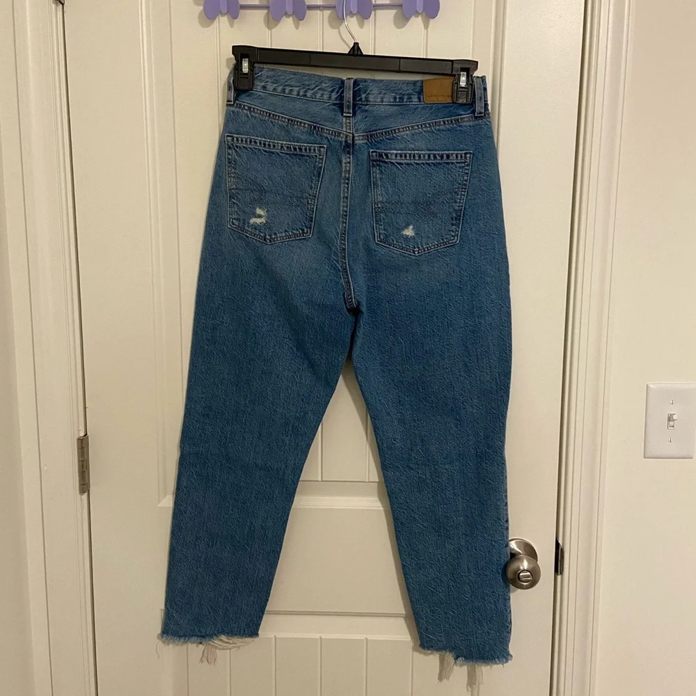 EUC American Eagle women’s medium wash distressed hem‎ short jeans size 4 - Picture 6 of 8